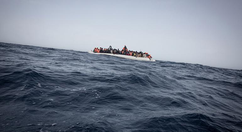 一艘载有移民的船只距离利比亚海岸34海里处。（资料图片）